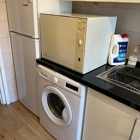 And 3 Bedroom Perfect Location Near Pyr *
